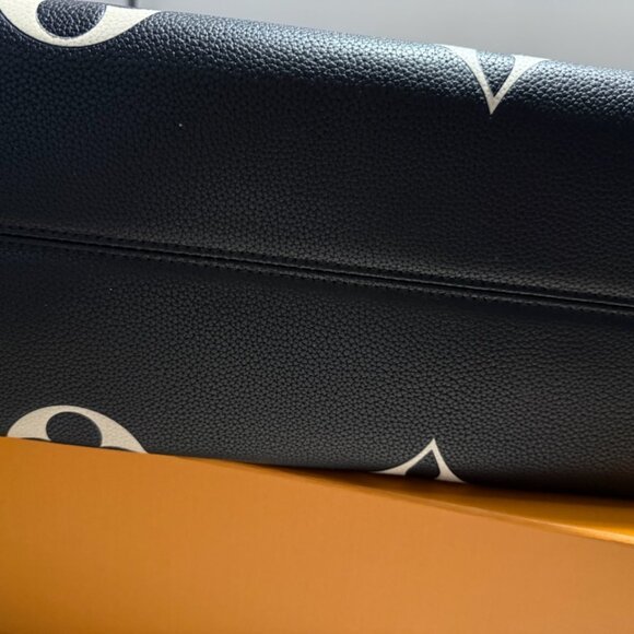 STUNNING LV Fashion Tote! BLACK Embossed MM Size with LV magnetic box and bag! - Picture 4 of 10